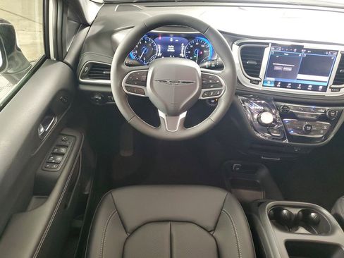 New 2026 Chrysler Pacifica Select image 15