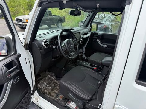Used 2017 Jeep Wrangler Unlimited Sahara w/ Max Tow Package AWD/4WD image 7