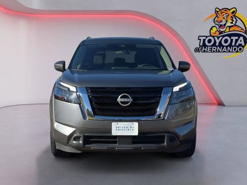 Used 2025 Nissan Pathfinder SV image 3