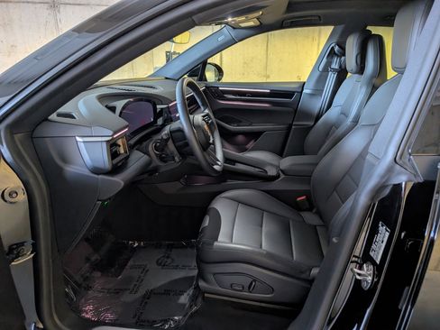 Used 2025 Porsche Macan Electric image 31