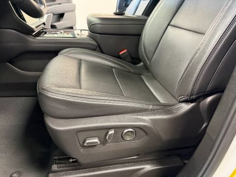 Used 2025 GMC Yukon XL Denali AWD/4WD image 13