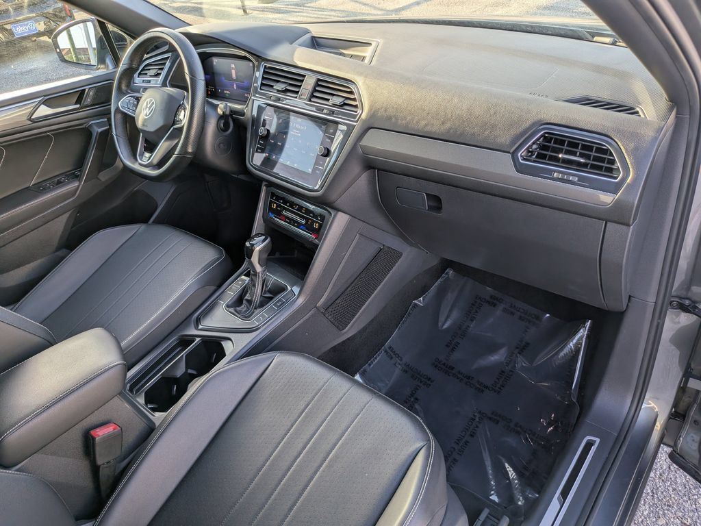 Certified 2022 Volkswagen Tiguan SE R-Line FWD image 10
