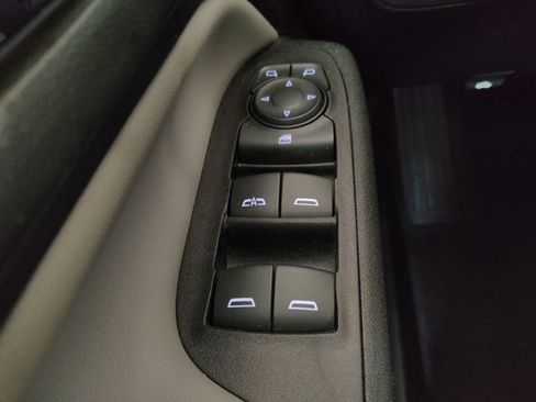 Used 2018 Chevrolet Equinox LS FWD image 27