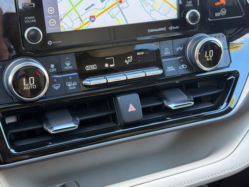 Used 2022 Toyota Highlander XLE image 27