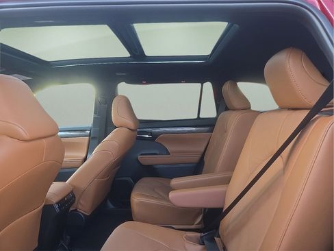 New 2026 Toyota Highlander Platinum image 14