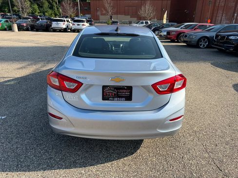 Used 2017 Chevrolet Cruze LS FWD image 5