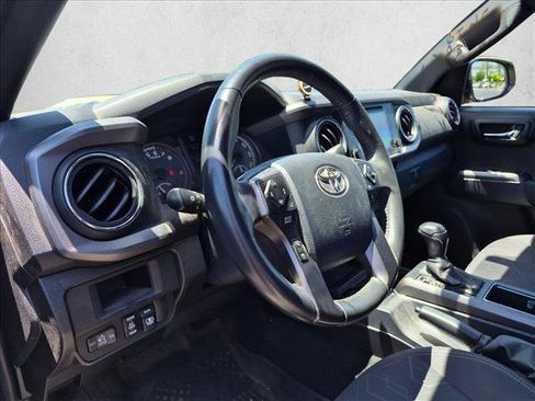 Used 2017 Toyota Tacoma TRD Sport AWD/4WD image 10