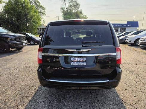 Used 2013 Chrysler Town & Country Touring-L w/ Entertainment Group #2 FWD image 9