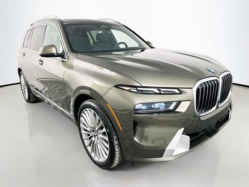 Used 2025 BMW X7 xDrive40i w/ Premium Package AWD/4WD image 3