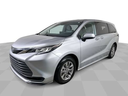 Used 2021 Toyota Sienna LE FWD image 4
