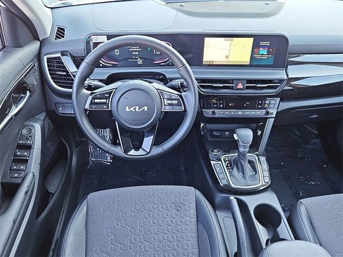 Certified 2025 Kia Seltos S image 11
