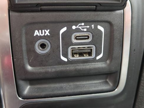 Used 2025 Jeep Wrangler Unlimited Sahara w/ Safety Group AWD/4WD image 23