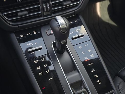 Used 2023 Porsche Macan Turbo image 19