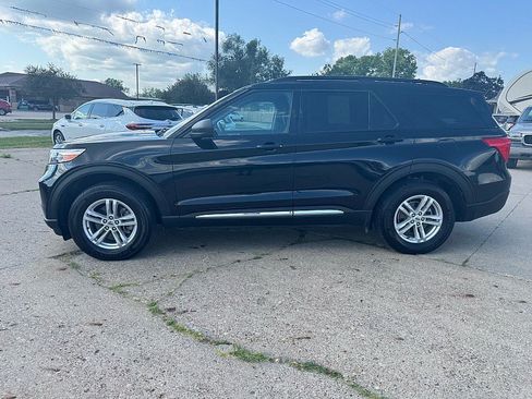 Used 2021 Ford Explorer XLT AWD/4WD image 3