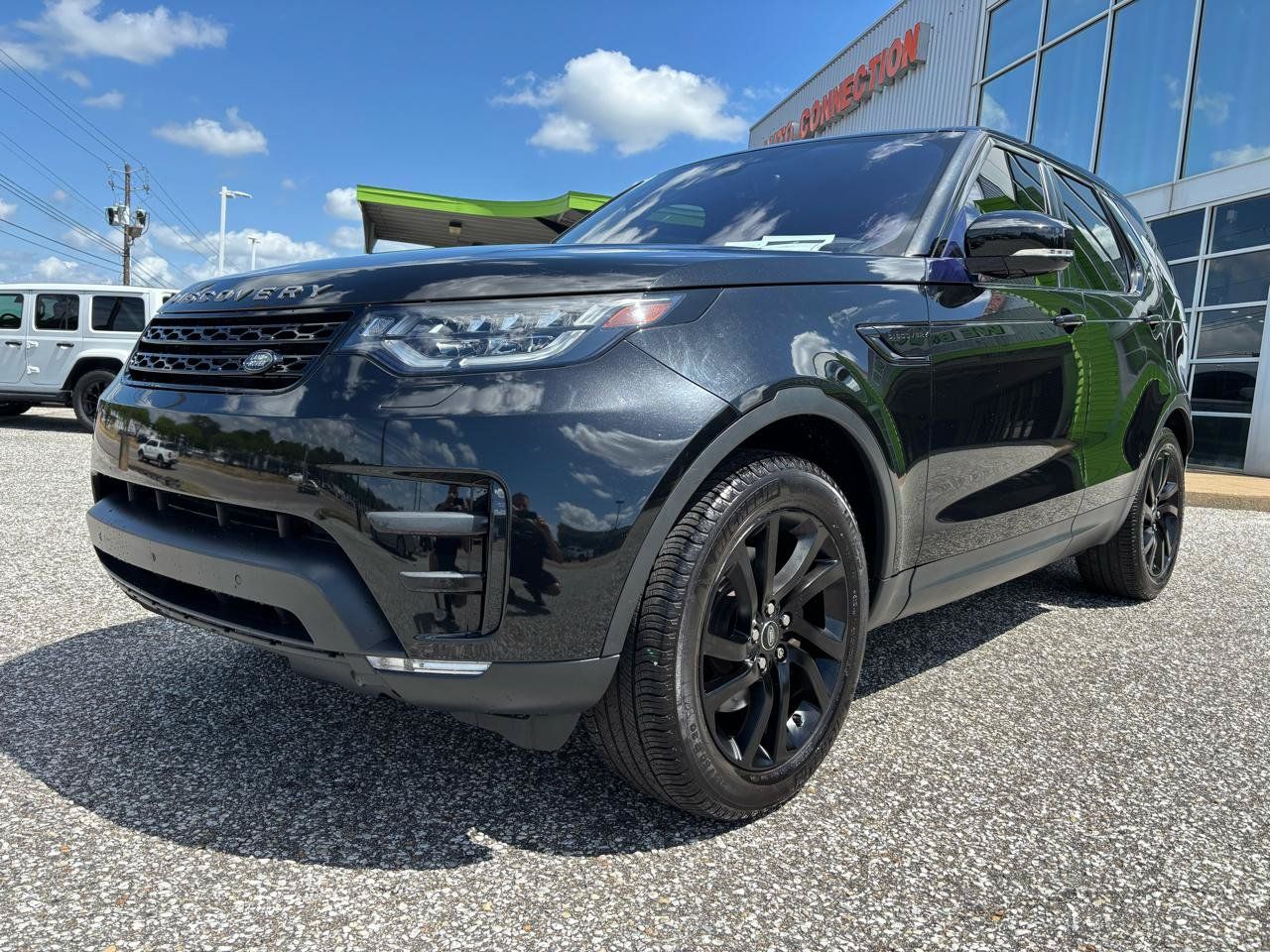Used 2017 Land Rover Discovery HSE AWD/4WD image 9