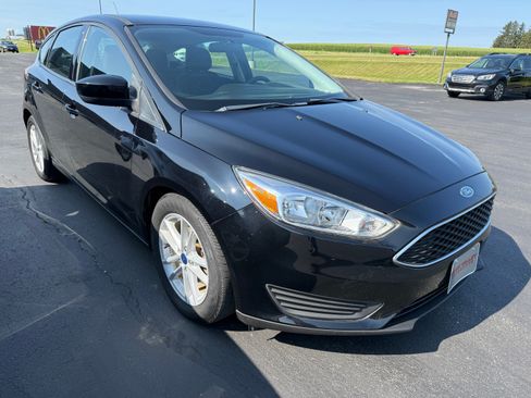 Used 2018 Ford Focus SE FWD image 2