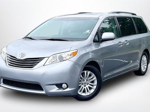 Used 2011 Toyota Sienna XLE FWD image 2