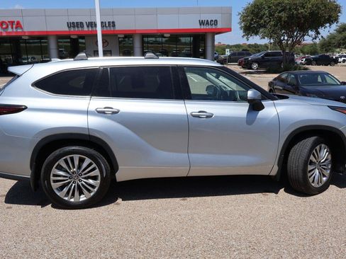 Used 2025 Toyota Highlander Platinum AWD/4WD image 2