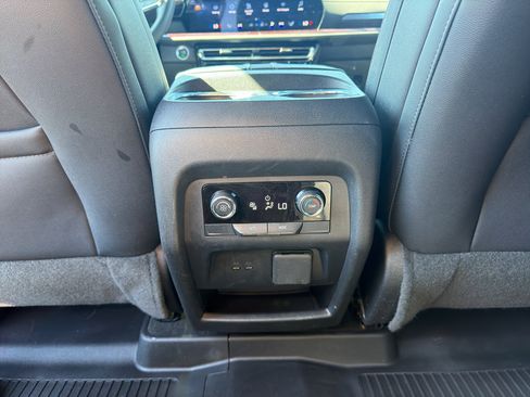 Used 2024 Chevrolet Traverse Z71 w/ Enhanced Driving Package AWD/4WD image 28