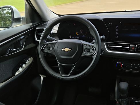 Used 2025 Chevrolet TrailBlazer LT AWD/4WD image 14