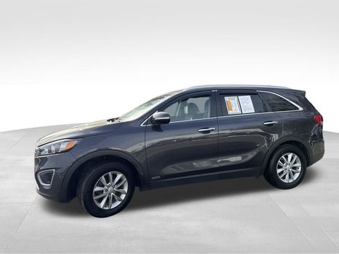 Used 2017 Kia Sorento LX w/ LX Convenience Package image 2