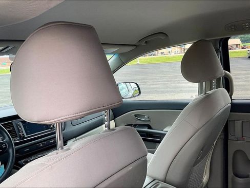 Used 2019 Kia Sedona LX FWD image 21