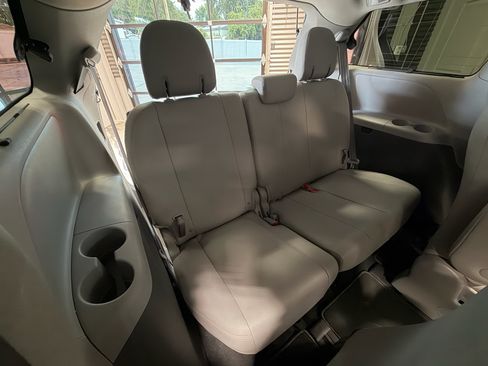 Used 2020 Toyota Sienna XLE Premium AWD/4WD image 6