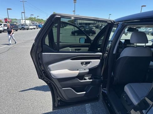Used 2023 Honda Pilot LX image 18