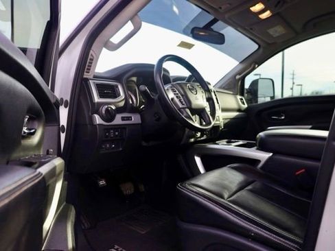 Used 2018 Nissan Titan PRO-4X w/ Pro-4x Convenience Package image 15