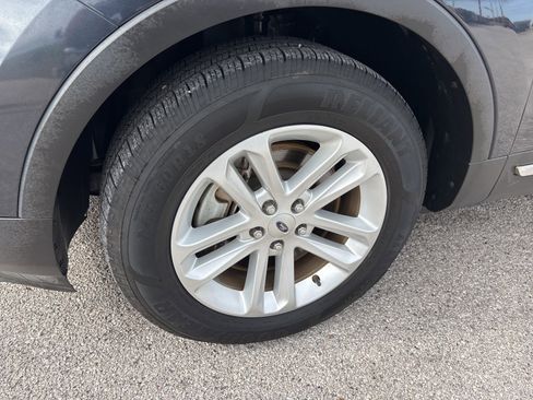 Used 2017 Ford Explorer XLT image 23