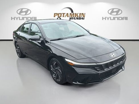 Certified 2025 Hyundai Elantra SEL w/ Cargo Package FWD image 3