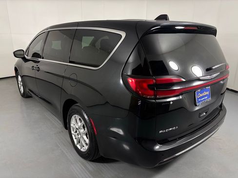 Used 2023 Chrysler Pacifica Touring-L FWD image 6