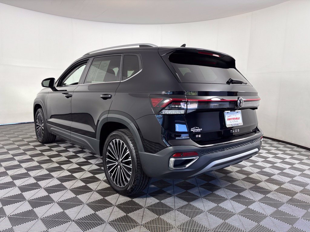 Used 2025 Volkswagen Taos SE FWD image 17