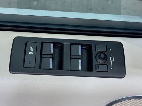 Used 2024 Land Rover Discovery Metropolitan Edition image 24