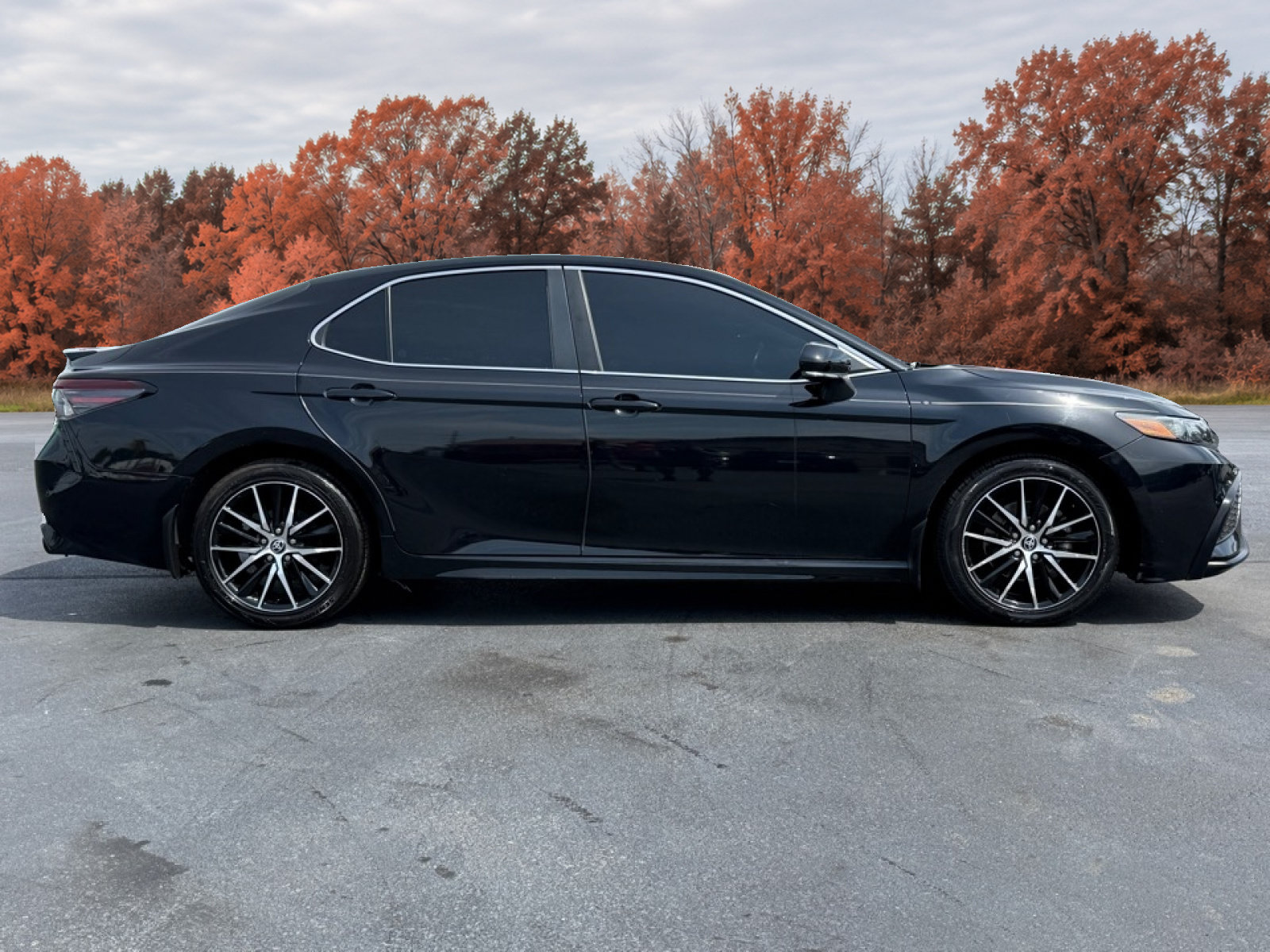Used 2022 Toyota Camry SE w/ Convenience Package FWD image 9