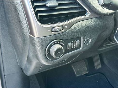 Used 2019 Jeep Cherokee Limited image 10