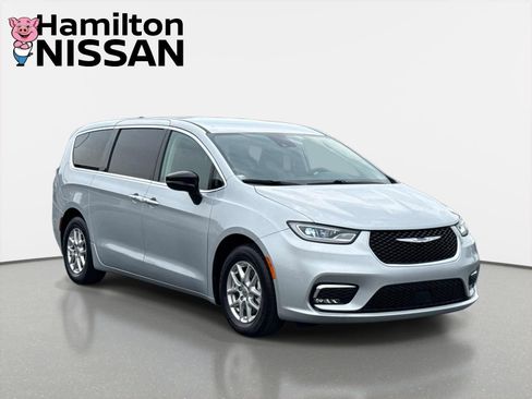 Used 2024 Chrysler Pacifica Touring-L FWD image 1