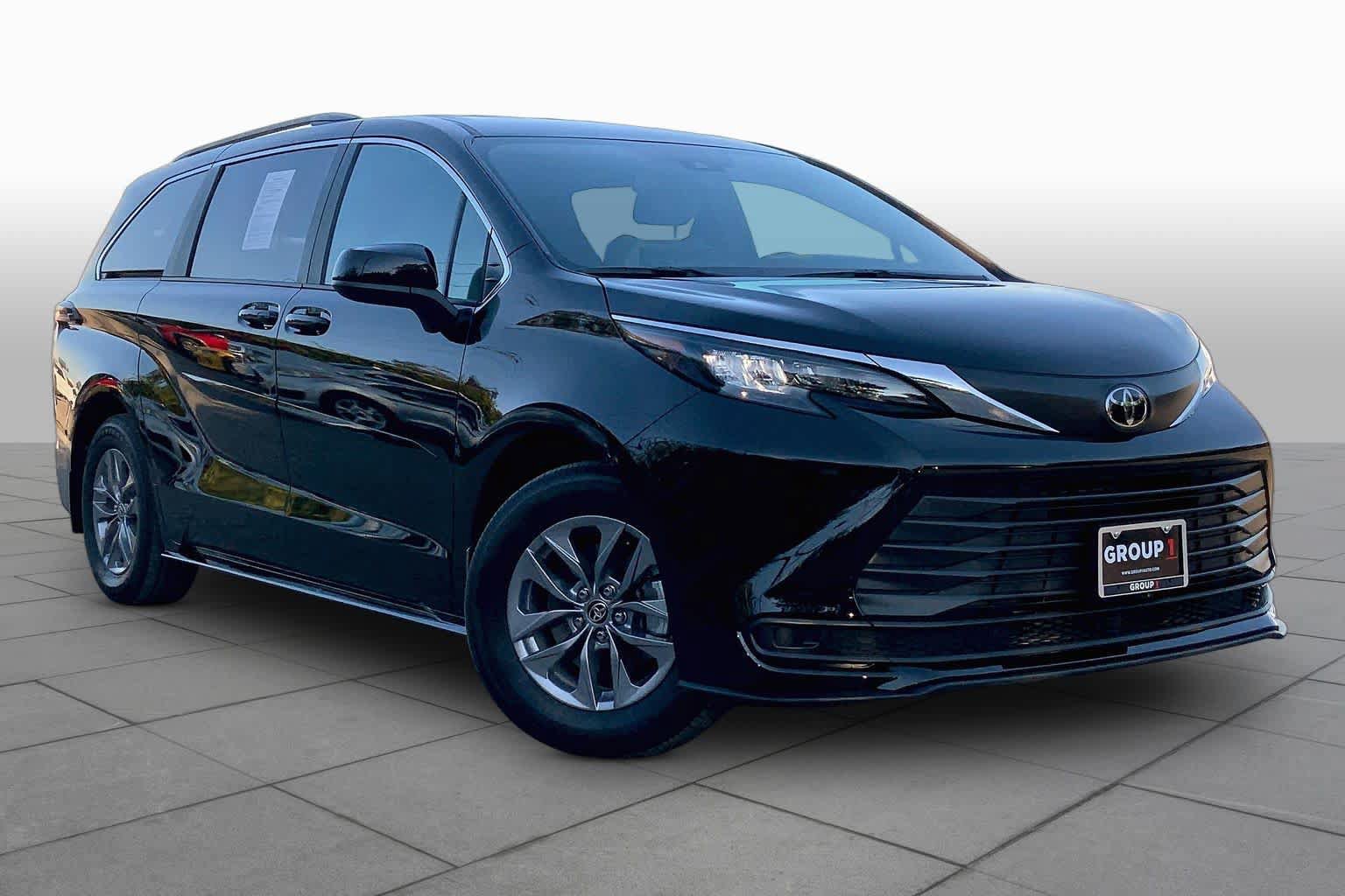 Used 2026 Toyota Sienna LE FWD image 2
