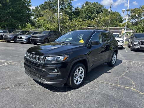 Used 2024 Jeep Compass Latitude AWD/4WD image 5