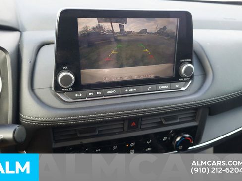 Used 2024 Nissan Rogue S image 8