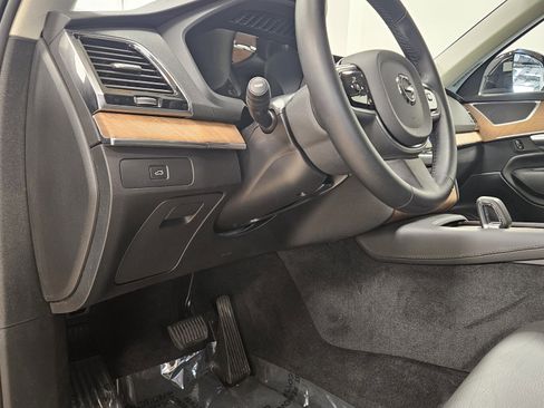 Certified 2025 Volvo XC90 B6 Plus w/ Protection Package Premier image 44