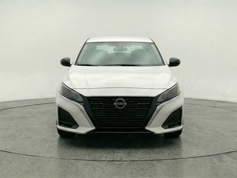 Used 2025 Nissan Altima 2.5 SV FWD image 2
