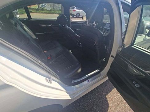 Used 2016 BMW 750i image 11