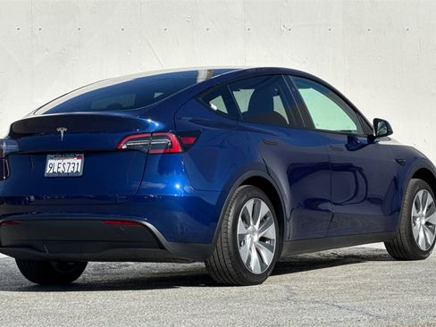 Used 2024 Tesla Model Y 2WD image 4