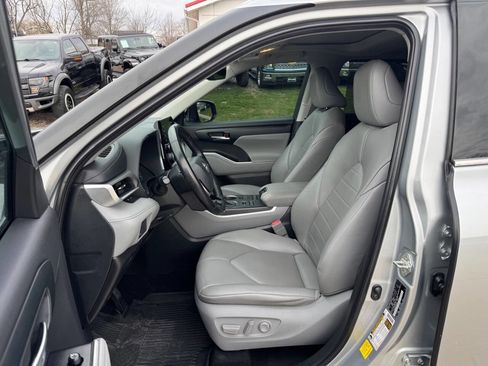 Used 2020 Toyota Highlander XLE image 11