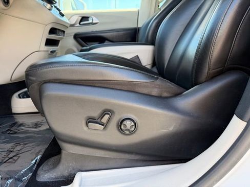 Used 2021 Chrysler Pacifica Touring-L FWD image 10
