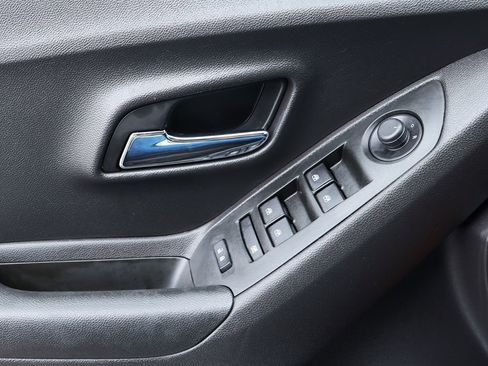 Used 2020 Chevrolet Trax LT w/ LT Convenience Package image 40