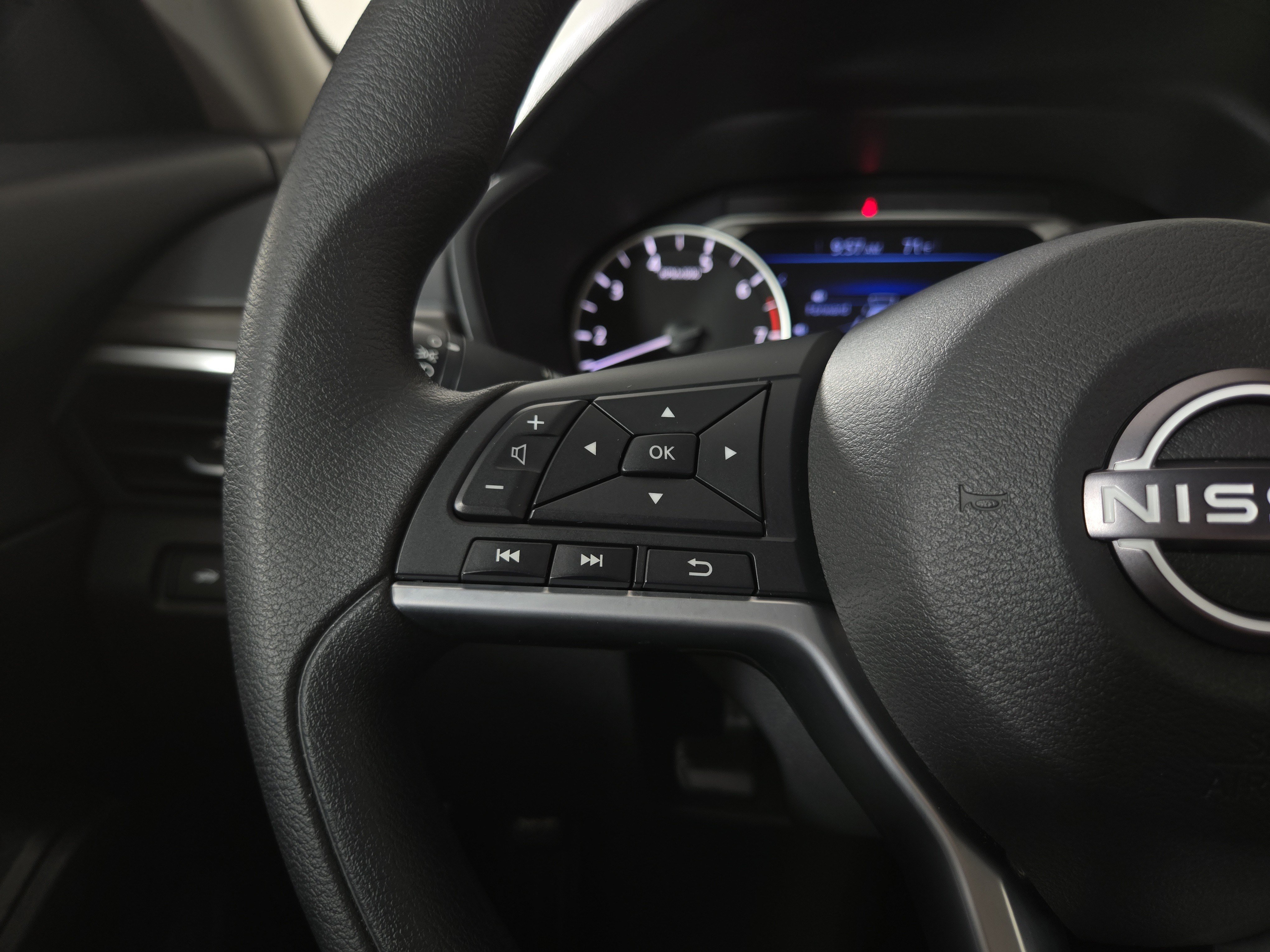 Used 2025 Nissan Altima 2.5 SV FWD image 15