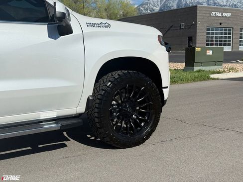 Used 2019 Chevrolet Silverado 1500 High Country w/ Technology Package AWD/4WD image 4