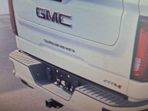 Used 2021 GMC Sierra 1500 AT4 w/ AT4 Value Package AWD/4WD image 5